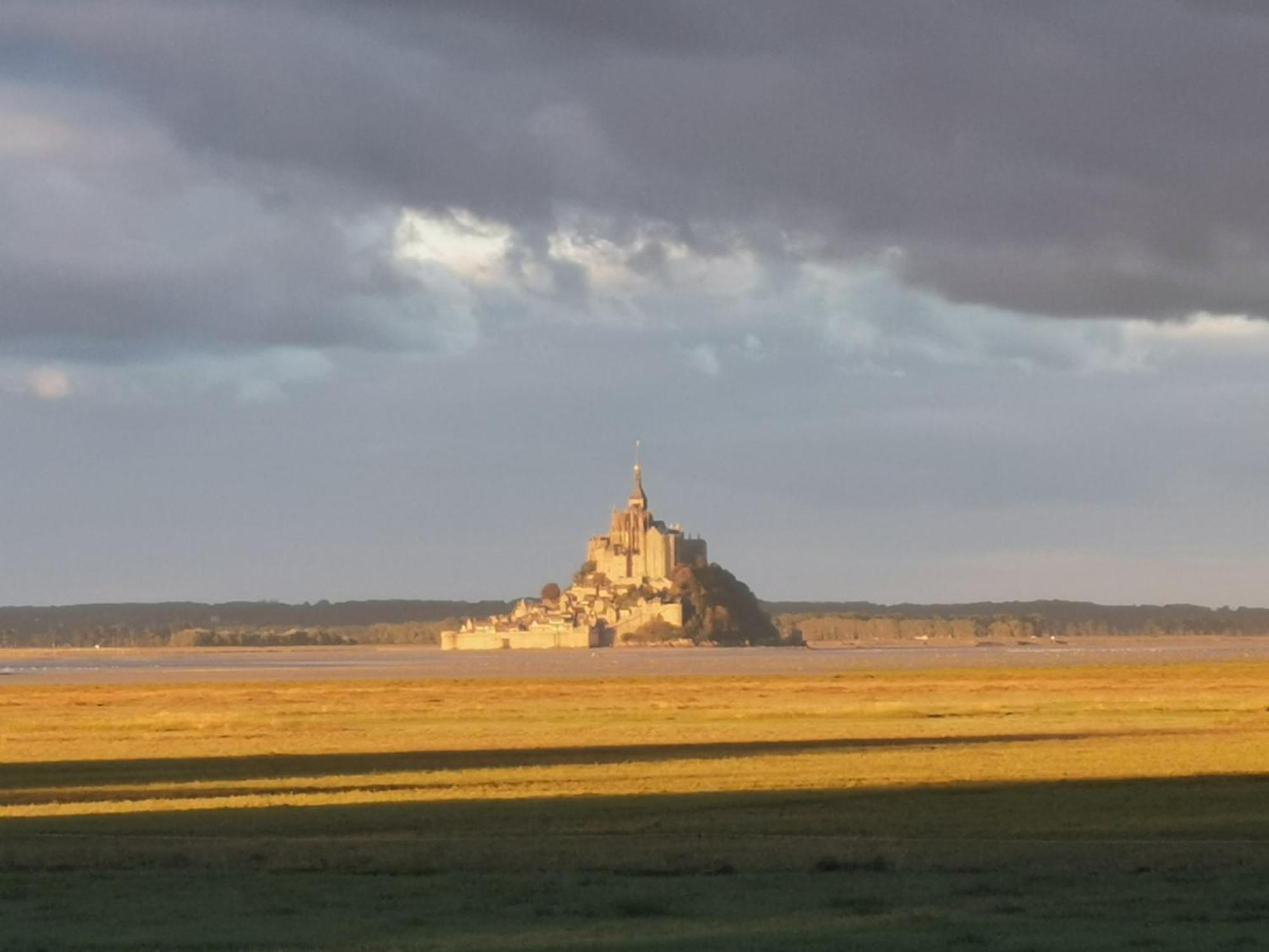 Entre Mont St Michel Et Merveille Vains Екстериор снимка