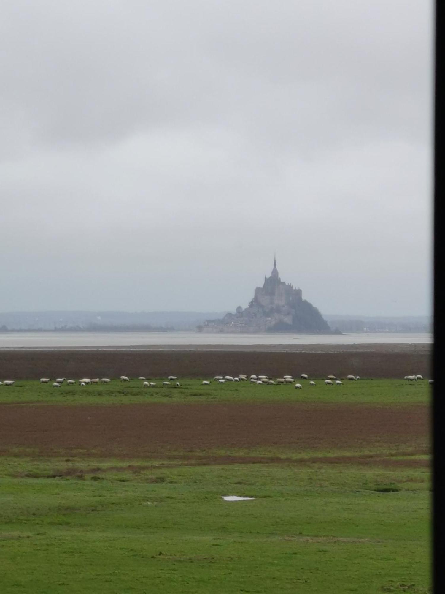 Entre Mont St Michel Et Merveille Vains Екстериор снимка